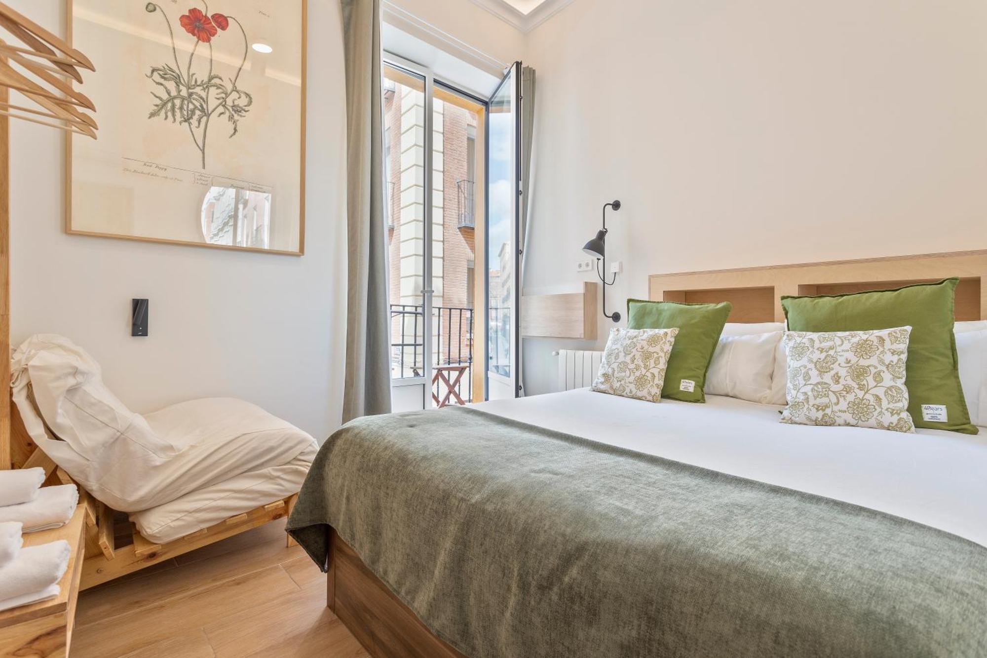 4 Bears Sharehome Madrid Exterior photo