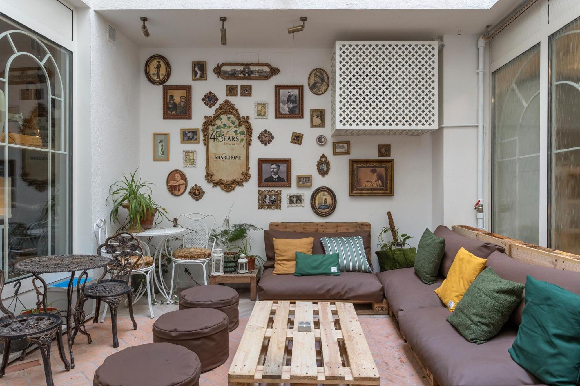 4 Bears Sharehome Madrid Exterior photo