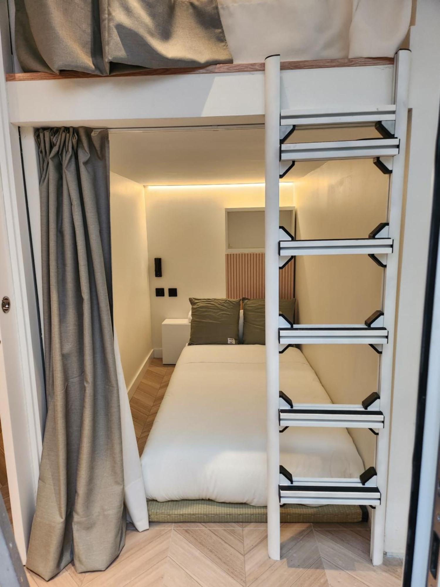 4 Bears Sharehome Madrid Exterior photo